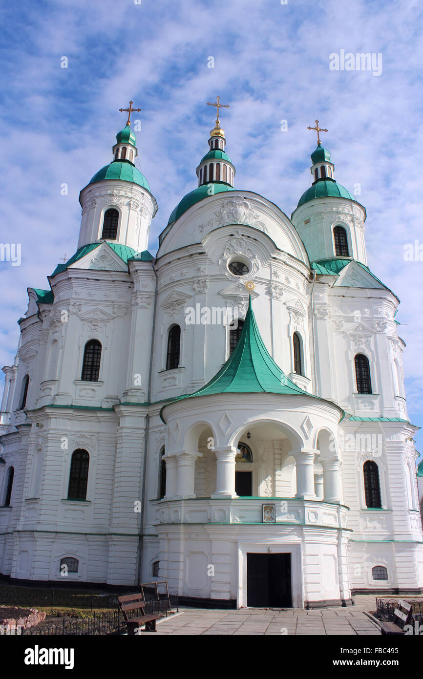 Schöne Spaso-Preobrazhenska-Kirche auf dem Hintergrund des blauen Himmels in der Kozelets Stadt Stockfoto