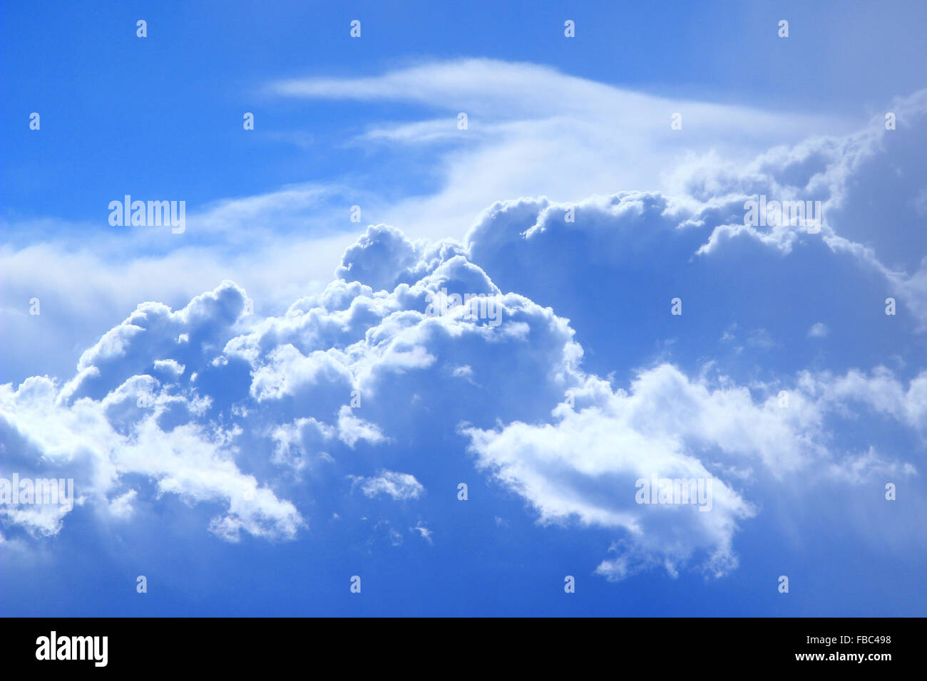 schöne flauschige weiße Wolken am blauen Himmel Stockfoto