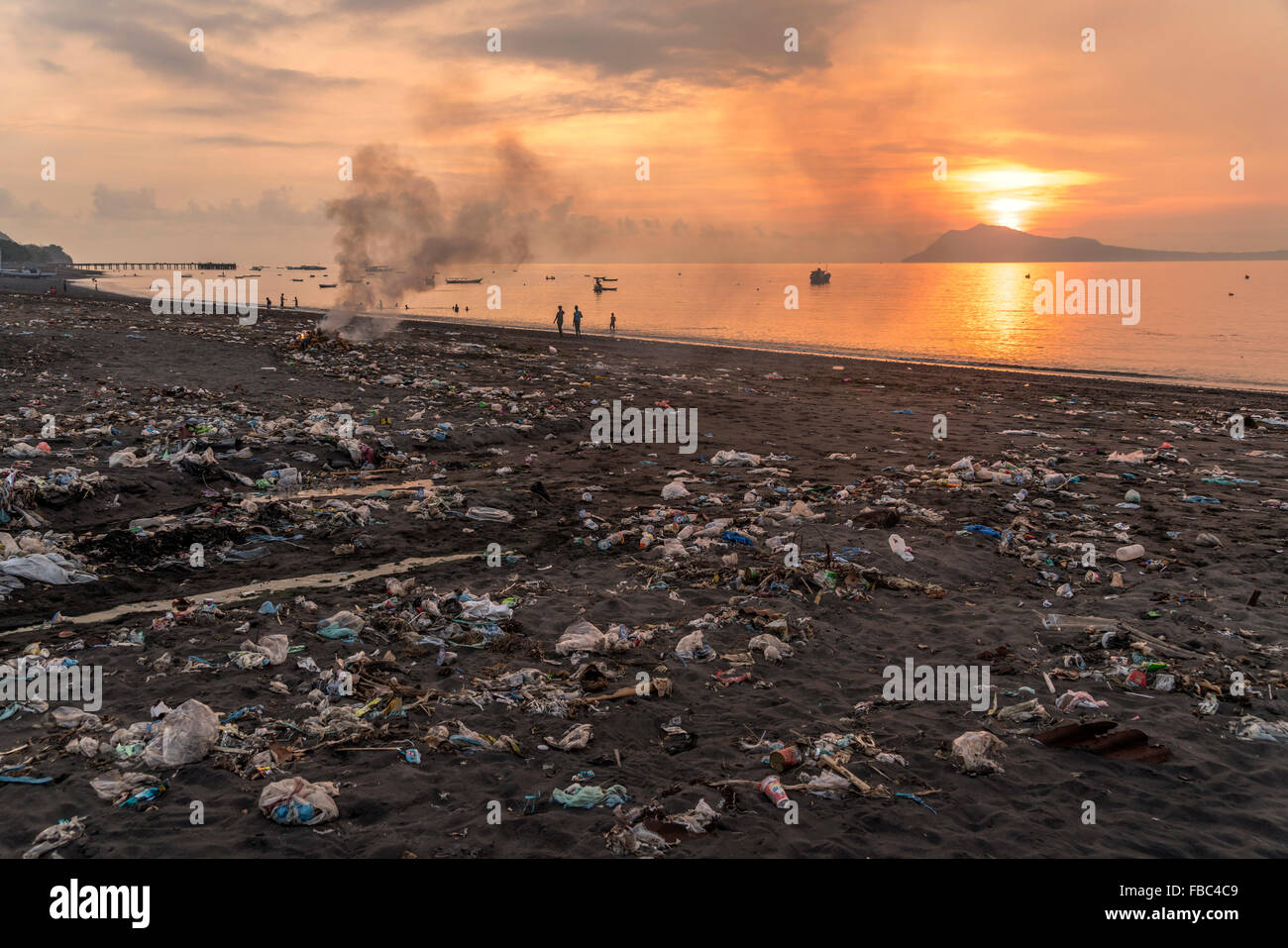 Sonnenuntergang am verschmutzten Strand in Ende, Flores, Indonesien, Asien Stockfoto