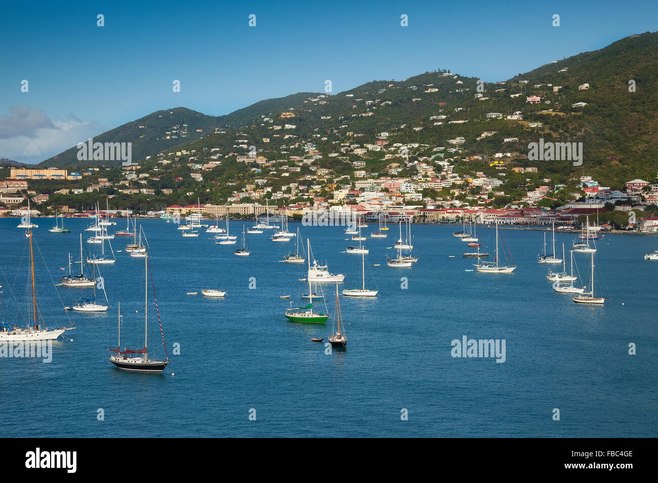 Hafen Sie in St. Thomas, Amerikanische Jungferninseln, mit Segelbooten und tropischen Insel. Stockfoto