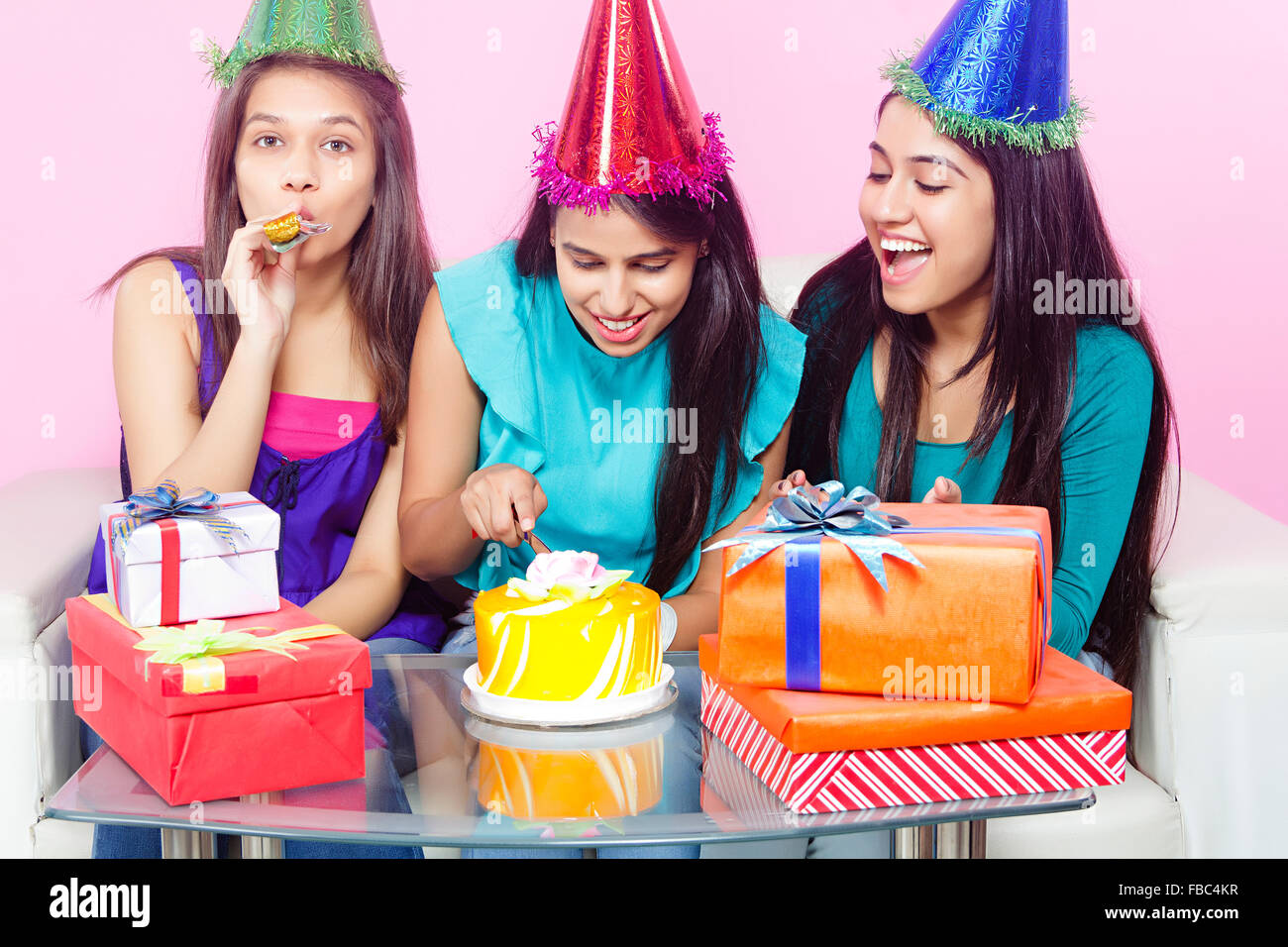 3 indische Junge Womans Freunde Geburtstagsfeier Stockfoto