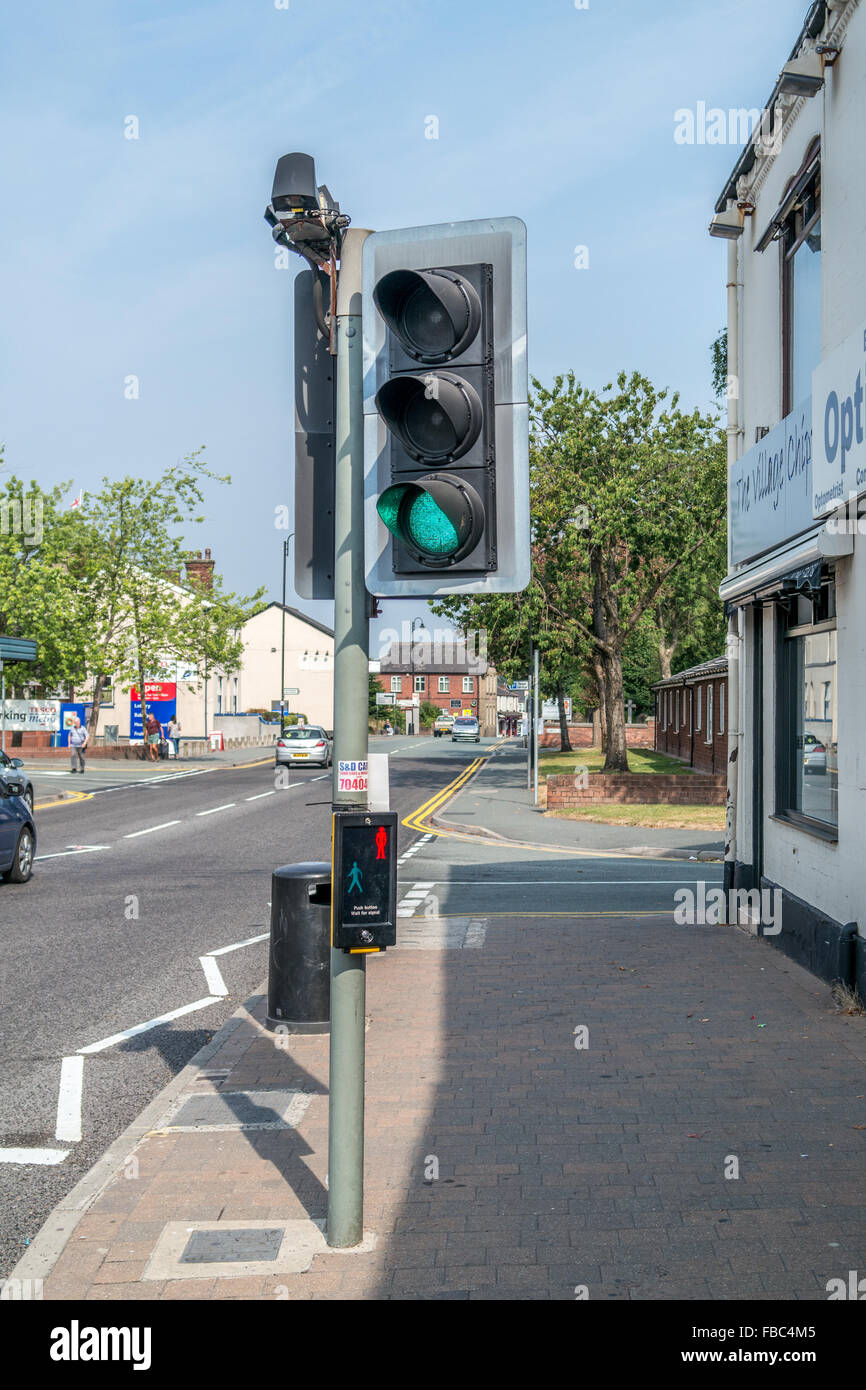 Fußgängerzone Puffin Crossing mit nächsten auf grün mit Fußgängerzone Sensoren über den Lichtern und einem Druckknopf auf der Post. Stockfoto
