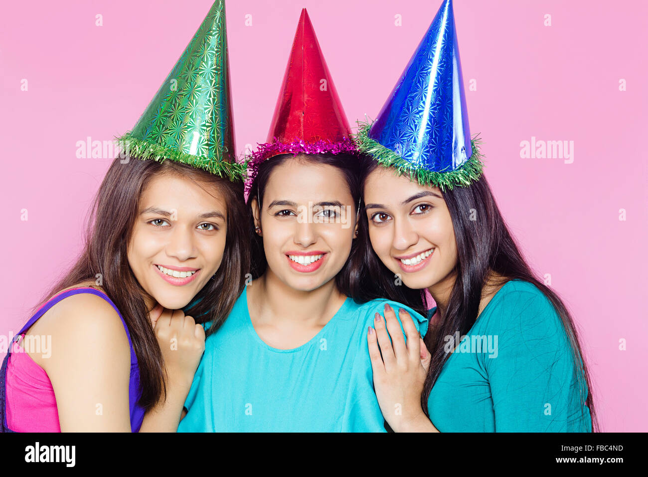 3 indische Junge Womans Freunde Geburtstagsfeier Stockfoto