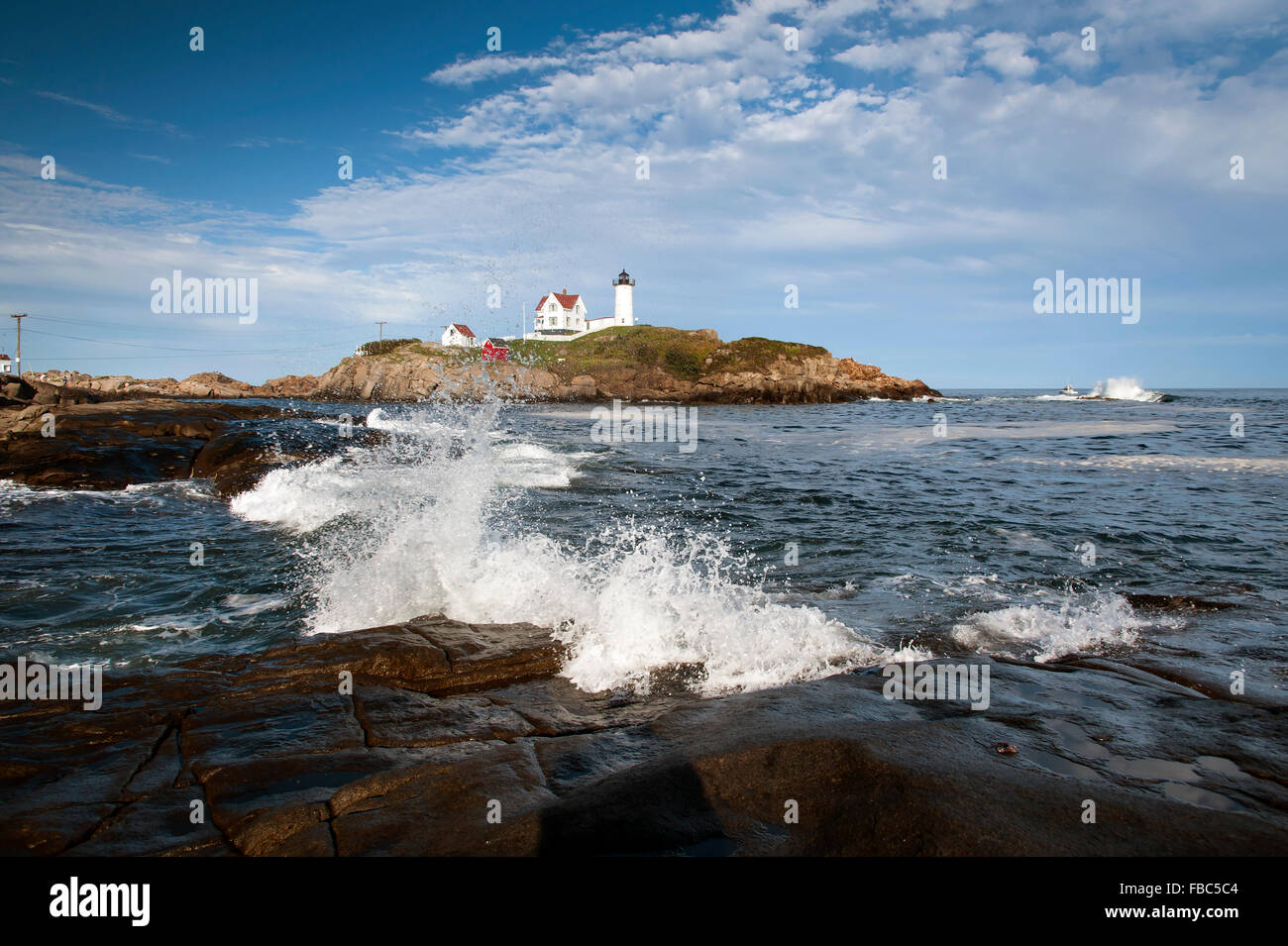 Wellen waschen über rutschige Felsen führt zu Cape Neddick Leuchtturm, oder Sofort startbereit Licht, in Maine. Stockfoto
