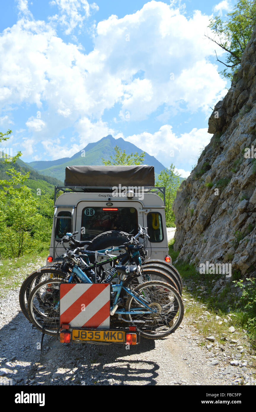 Off-Road mit Land Rover in Albanien Berge (Mali ich Skëndërbeut) Stockfoto