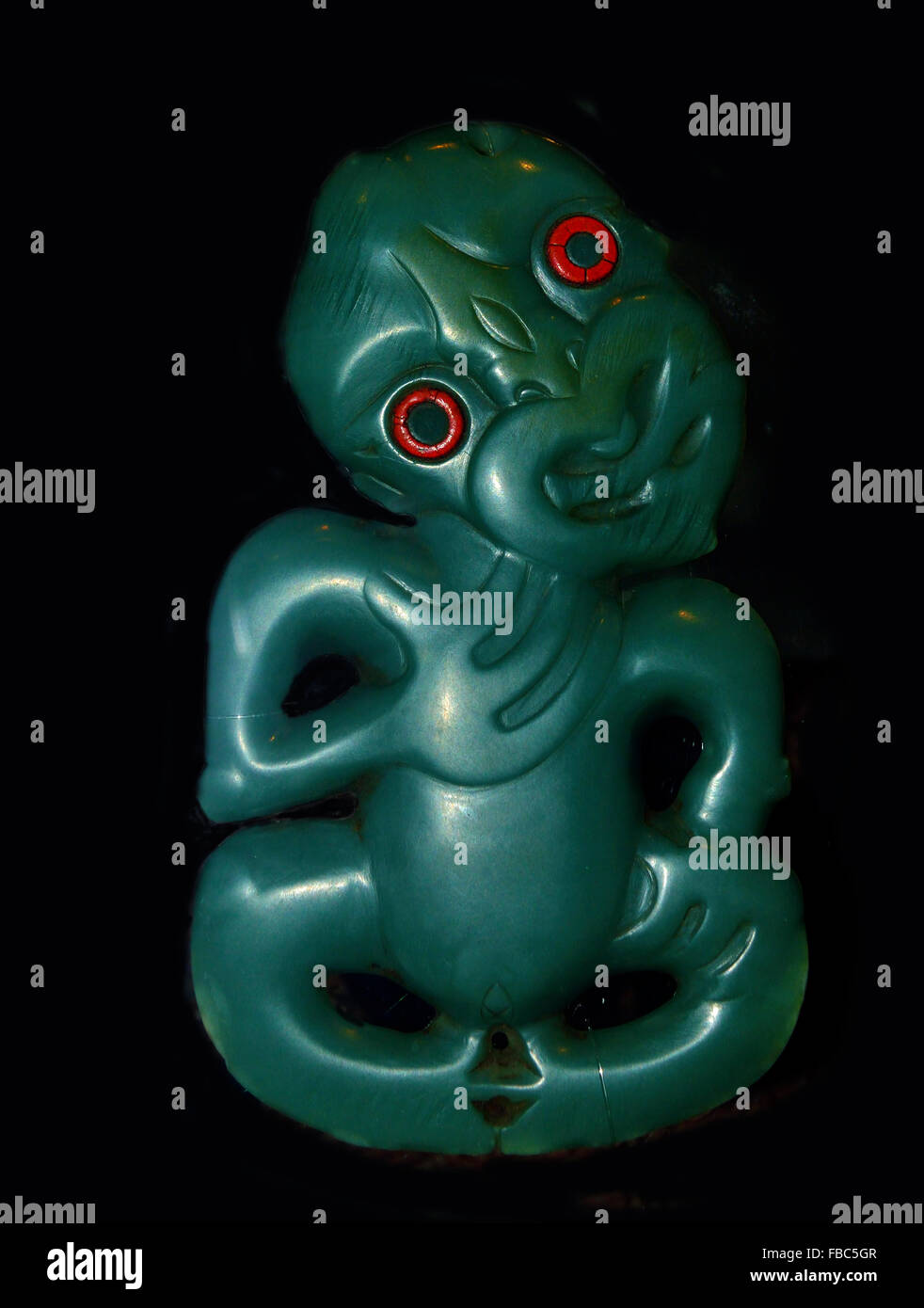 Exponatstück eines Maori-Grünsteins Hei Tiki.der Name übersetzt hei (suspend um den Hals) und Tiki (man) - Neuseeland Stockfoto