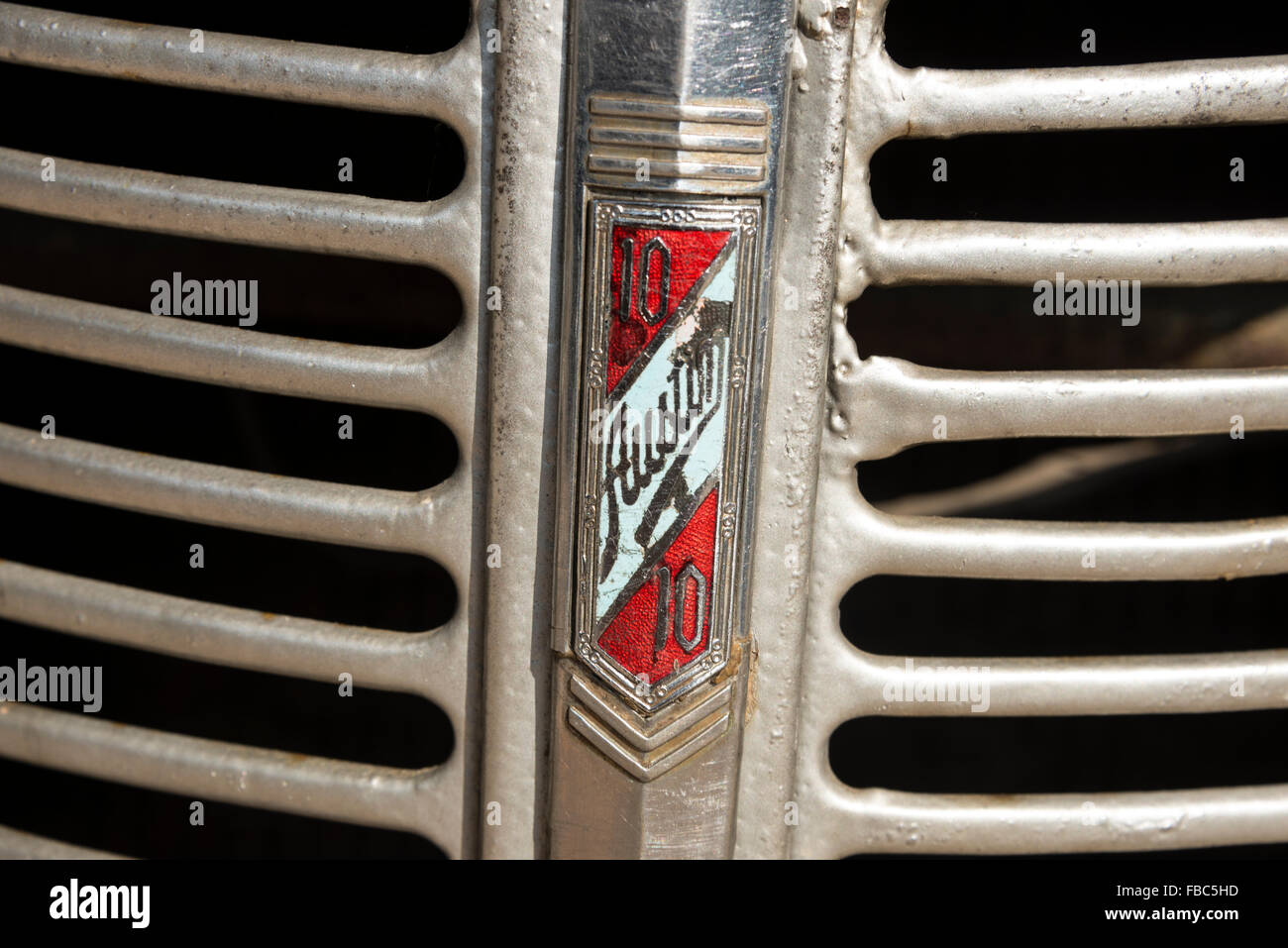 Das Abzeichen gehört zu einem Austin 10 in einem privaten Automuseum neben der Autobahn A1 (Colombo-Kandy Highway ) in Sri Lanka. Stockfoto