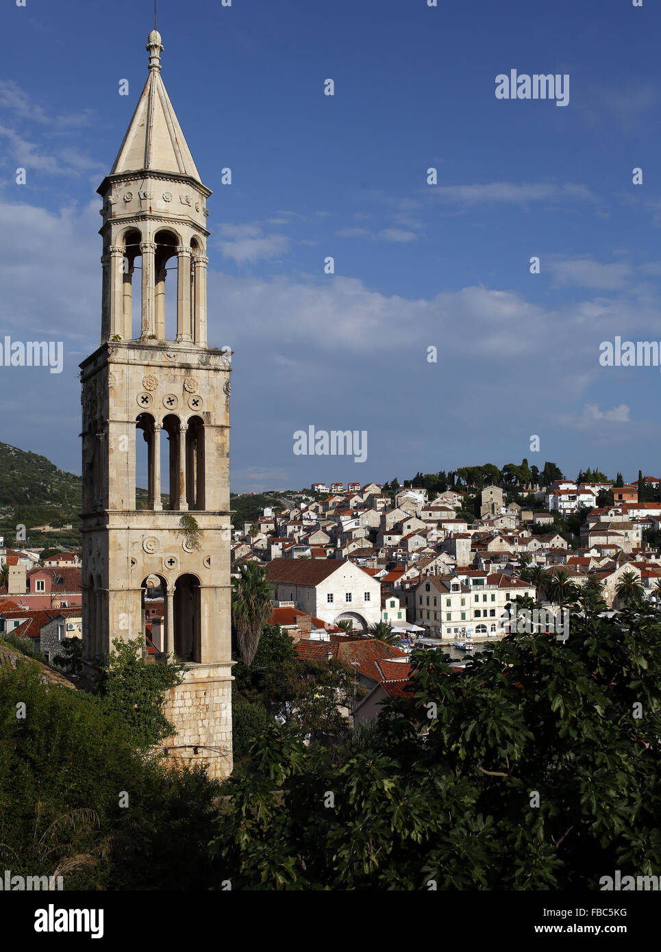 Turm des Franziskanerklosters mit Blick auf die Adria Küstenhafen Stadt Hvar auf der Insel Hvar, Kroatien Stockfoto