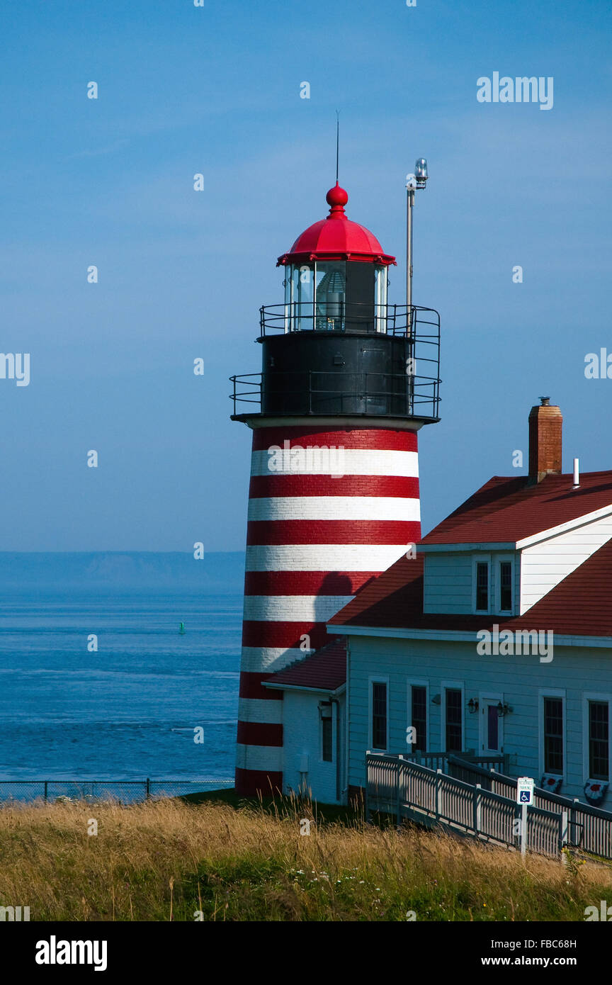 West Quoddy Head Lighthouse, befindet sich in der östlichsten Punkt der Vereinigten Staaten gelegen, mit Blick auf die Bucht von Fundy, im Osten Maine. Stockfoto