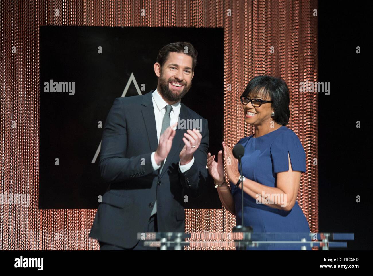 Los Angeles, USA. 14. Januar 2016. Schauspieler John Krasinski (L) und Academy of Motion Picture Arts und Sciences President Cheryl Boone Isaacs (R) verkünden die Nominierten für die Hauptpreise während der Bekanntgabe der Nominierungen für den 88. Academy Awards am AMPAS Samuel Goldwyn Theater in Beverly Hills, Kalifornien, den Vereinigten Staaten am 14. Januar 2016. © Yang Lei/Xinhua/Alamy Live-Nachrichten Stockfoto