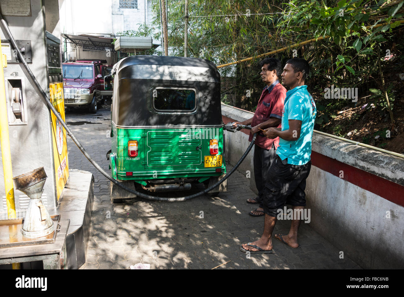 Ein Tankwart füllt sich in einer der vielen staatlichen Ceypetcc-Filialen in Kandy, Sri Lanka, mit Kraftstoff. CEYPETCO. Stockfoto