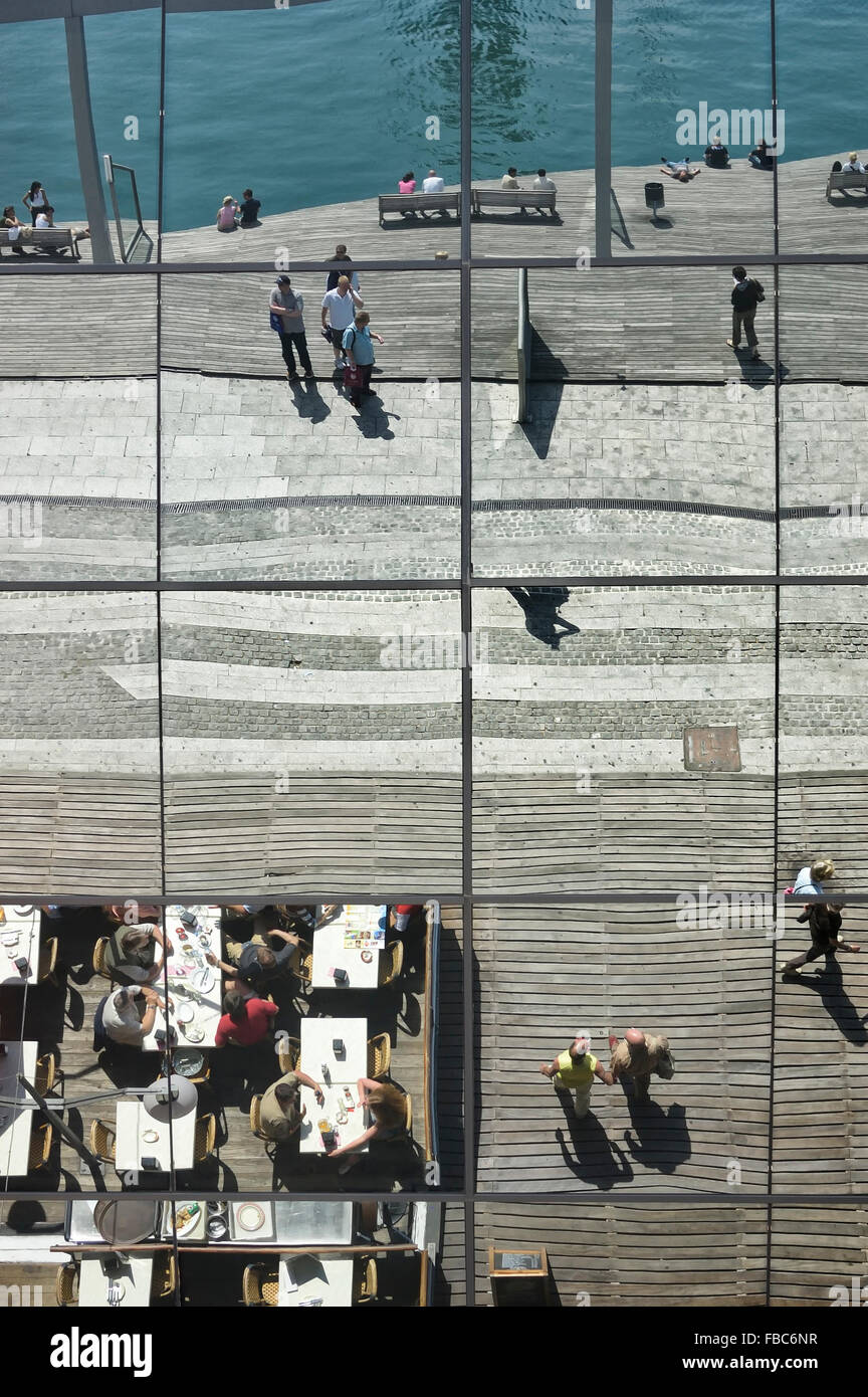 Reflektierten Blick auf der Rambla de Mar, einem hölzernen Schwimmsteg. Port Vell. Barcelona. Spanien Stockfoto