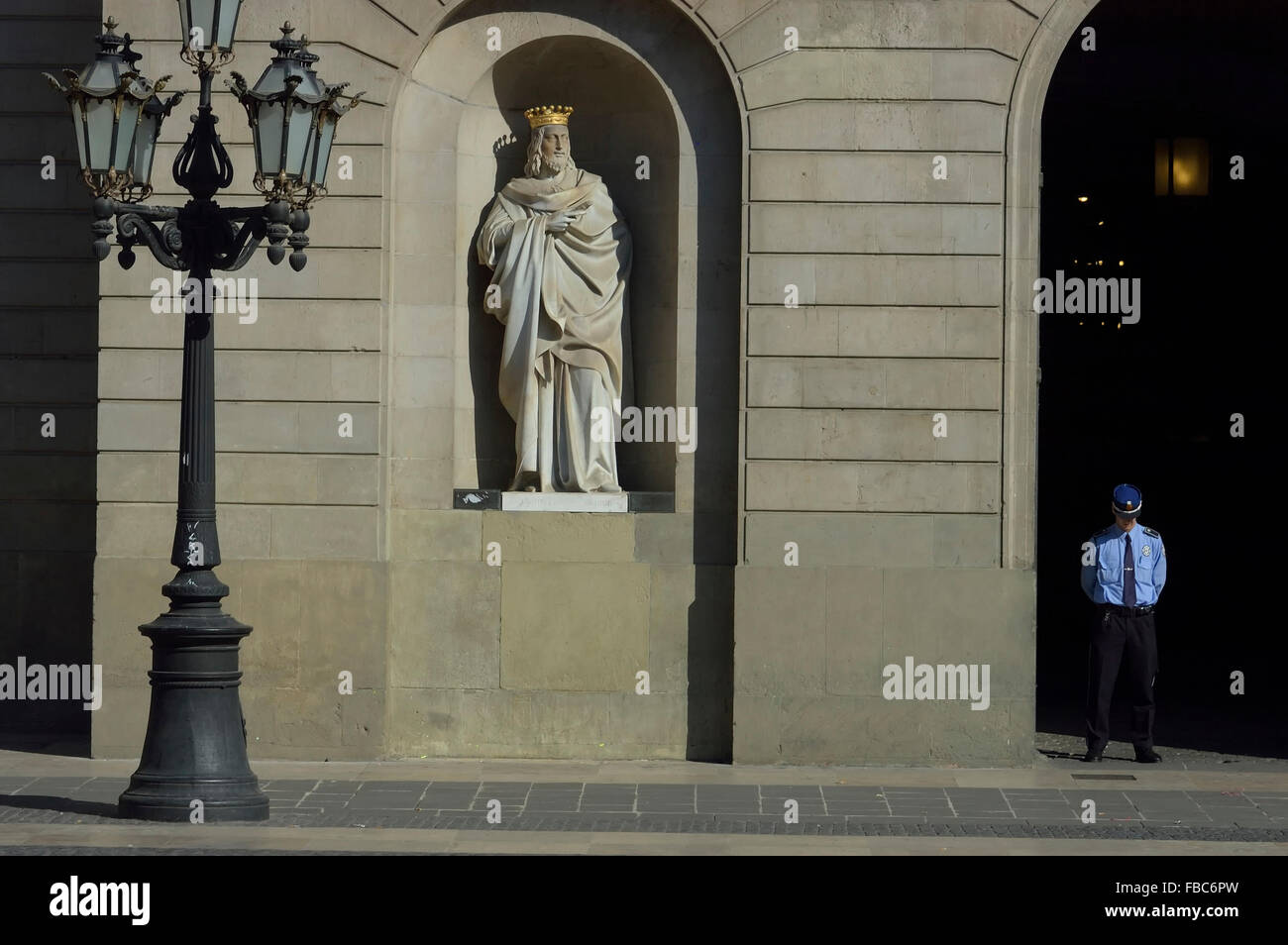 Statue des Eroberers James I. flankiert den Eingang zum Rathaus, Plaza de Sant Jaume, Barcelona, Katalanisch. Spanien. Europa Stockfoto