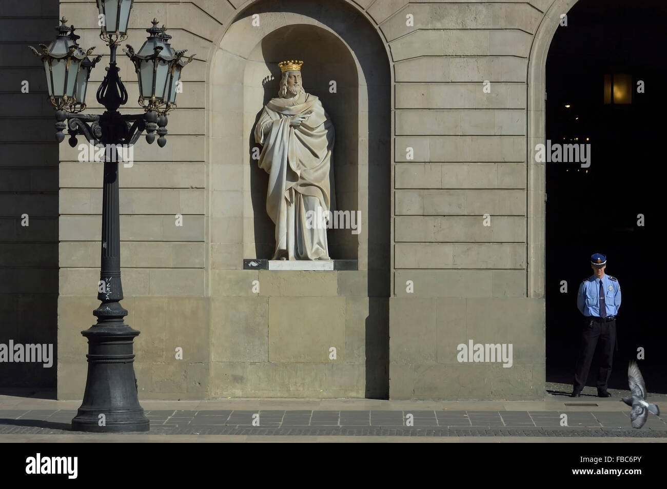 Statue des Eroberers James I. flankiert den Eingang zum Rathaus, Plaza de Sant Jaume, Barcelona, Katalanisch. Spanien. Europa Stockfoto