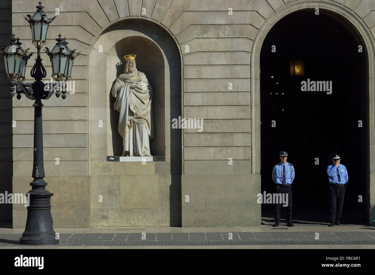 Statue des Eroberers James I. flankiert den Eingang zum Rathaus, Plaza de Sant Jaume, Barcelona, Katalanisch. Spanien. Europa Stockfoto