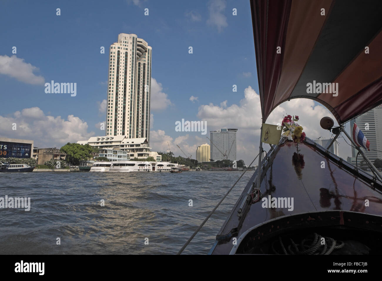 Hotel Peninsula (hohes weißes Gebäude) mit Millennium Hilton (grau) Darüber hinaus, von Chaophraya River, Bangkok, Thailand, Asien. Stockfoto