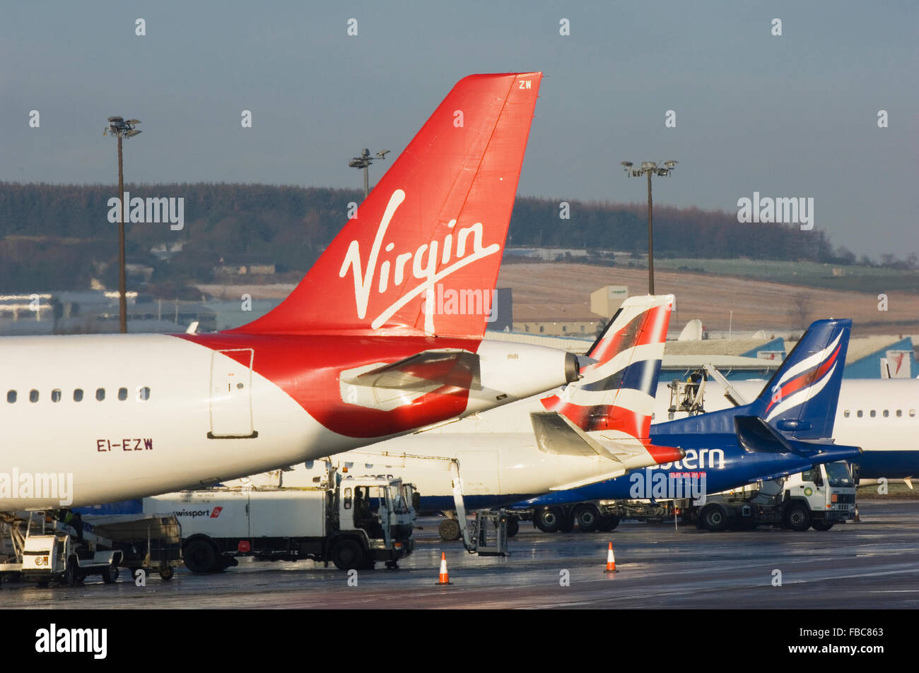 Flugzeug-Schwänzen zeigen die Markierungen der verschiedenen Airlines - Flughafen Aberdeen, Schottland. Stockfoto