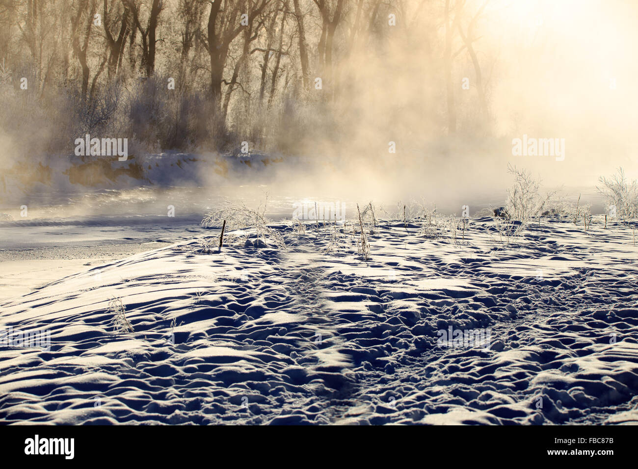 Vereisten Fluss mit dichtem Nebel steigen. Stockfoto