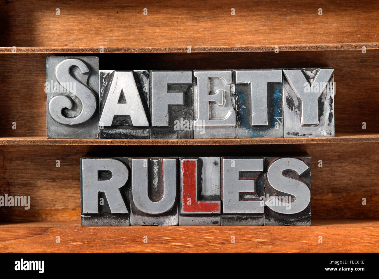 Sicherheit Regeln Satz aus metallischen Buchdruck auf Tablett aus Holz hergestellt Stockfoto