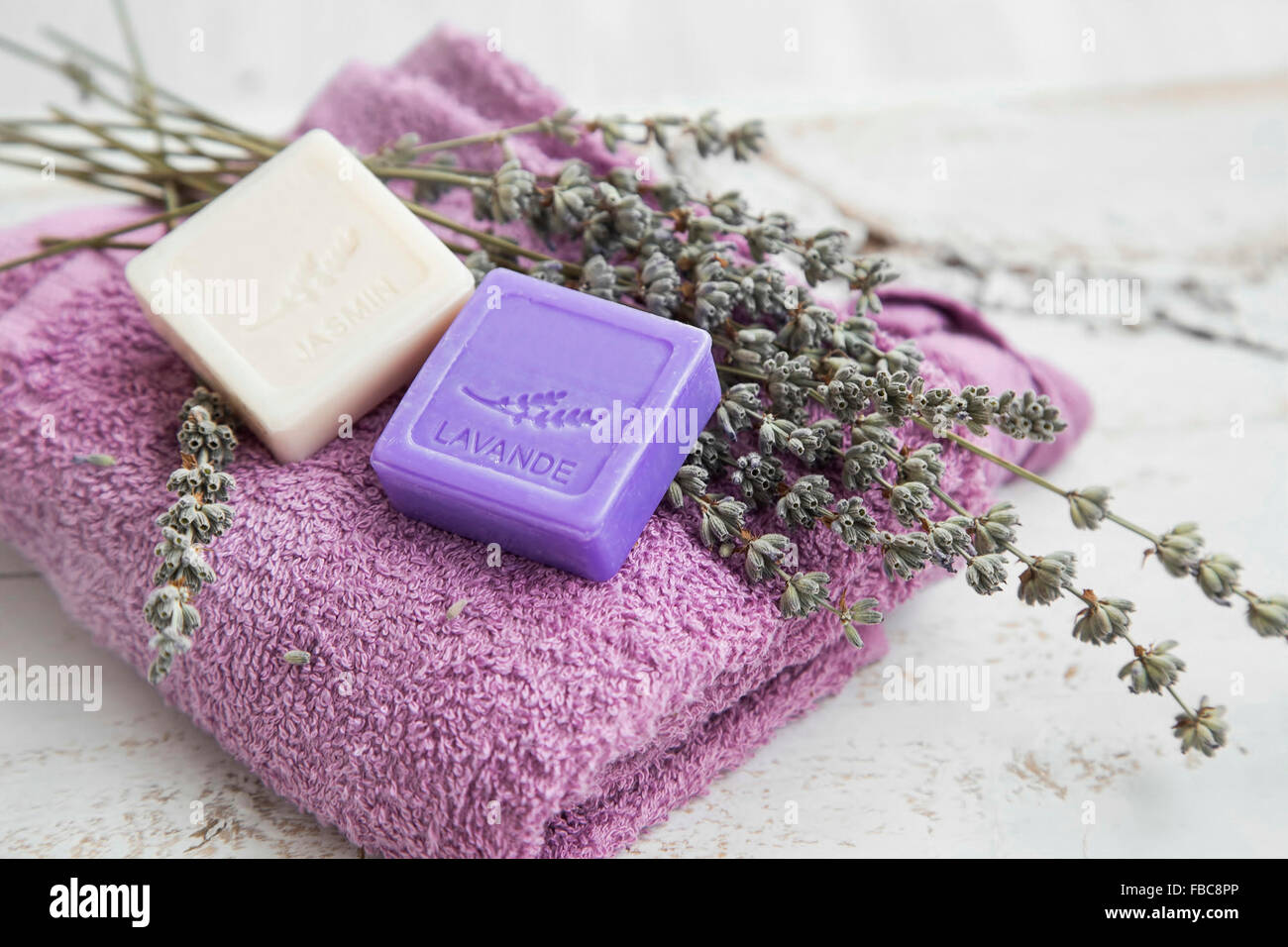 Spa-Ambiente mit Handtuch und Seife Lavendel, getrocknetem Lavendel Stockfoto