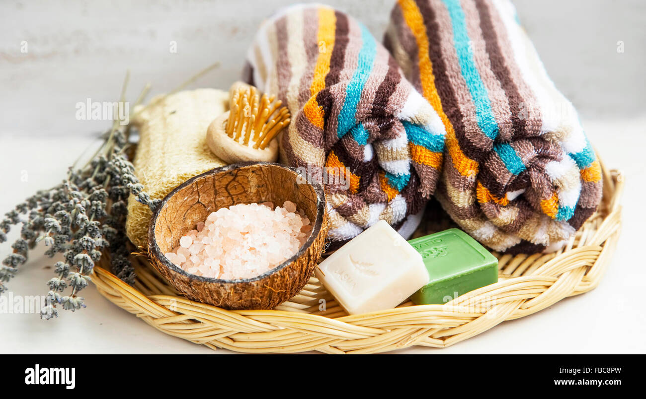 Spa-Einstellung mit Handtüchern, Badesalz und Jasmin und Olivenöl Seifen, getrocknetem Lavendel Stockfoto