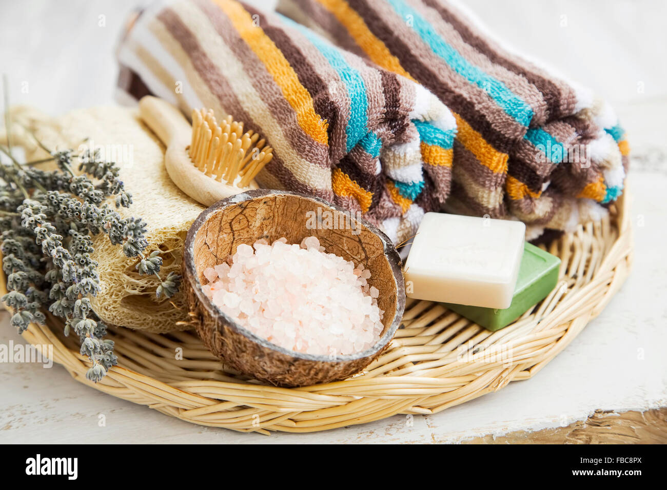Spa-Einstellung mit Olivenöl Seifen, Handtücher, Badesalz und jasmin Stockfoto