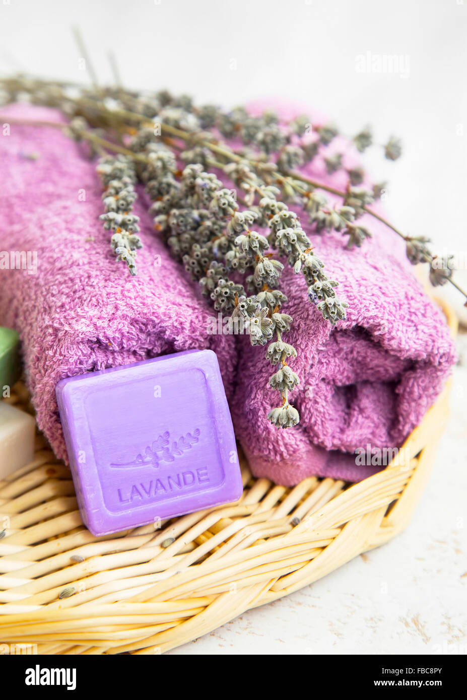 Spa Lavendel Seife, Handtücher aus Baumwolle und Trockenblumen Stockfoto