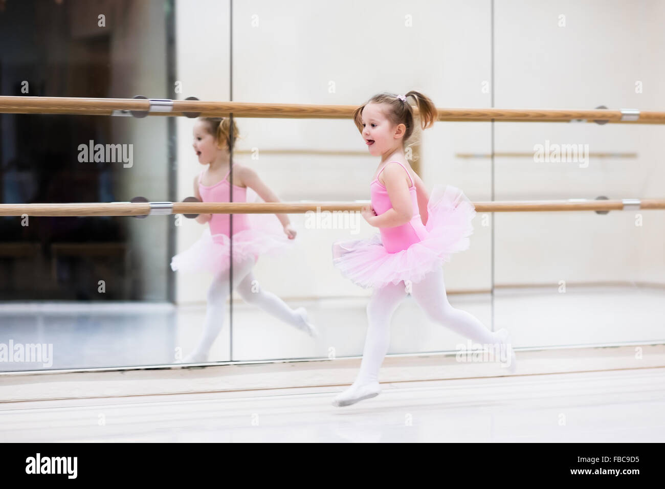 Ballerina-Mädchen in einem rosa Tutu. Entzückenden Kind Tanzen Ballett in einem weißen Studio. Kinder tanzen. Stockfoto