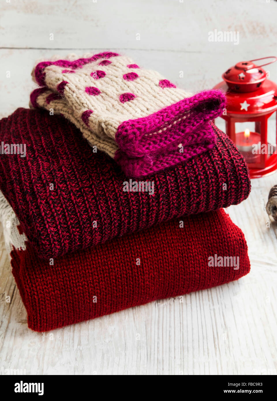 Gemütliche flauschige Wolle Pullover und Strick Handwärmer für den Winter mit Weihnachten Laterne im Hintergrund Stockfoto