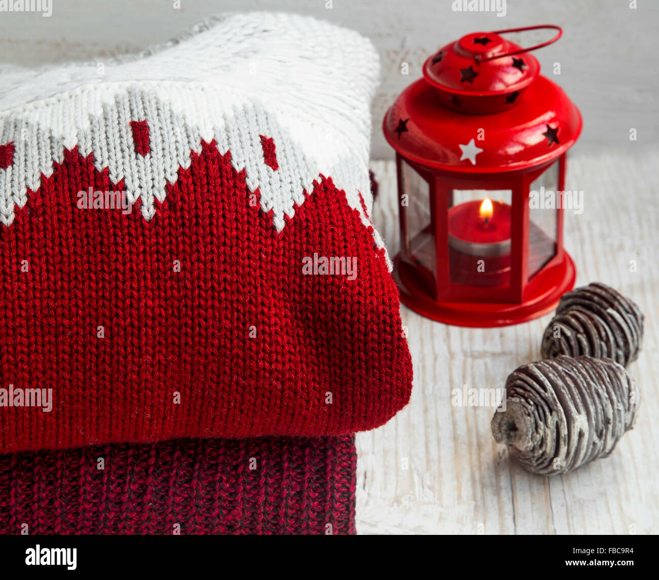Gemütliche flauschige Wolle Pullover für den Winter mit Weihnachten Laterne im Hintergrund Stockfoto