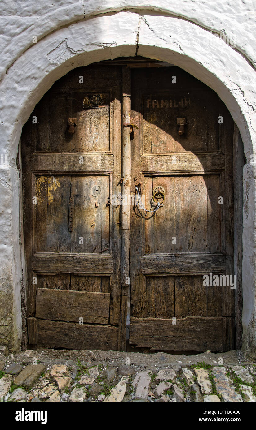 Traditionelle Holztür in der alten Stadt Berat in Albanien Stockfoto