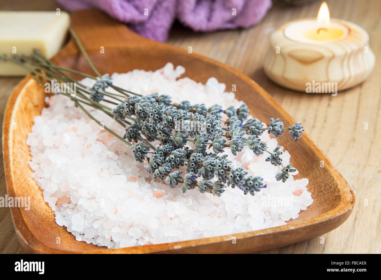 Spa-Stillleben-Einstellung mit Meer-Salz und Lavendel Blumen in einer hölzernen Platte Stockfoto