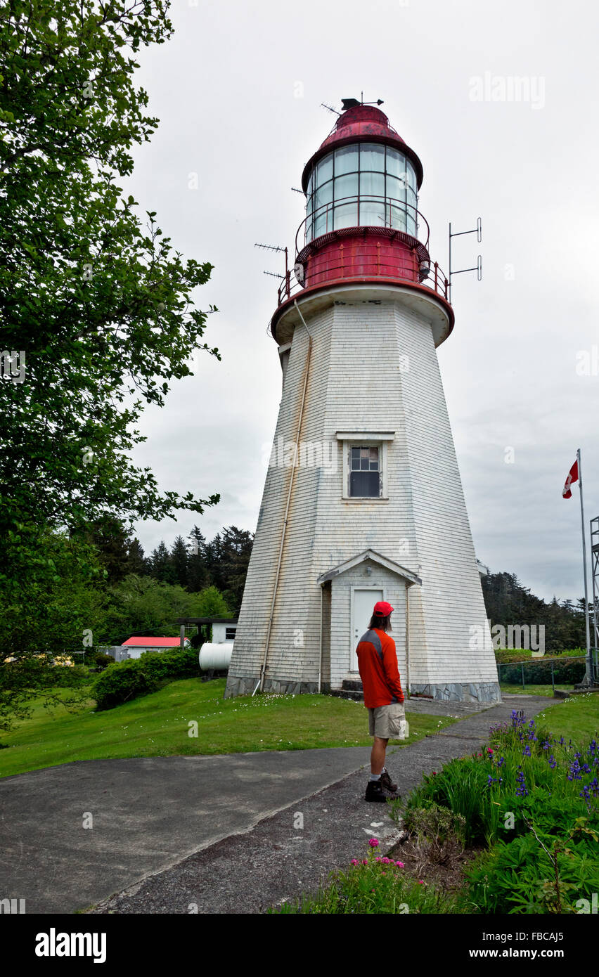 BRITISH COLUMBIA - West Coast Trail Wanderer Auschecken Pachena Point Lighthouse an der pazifischen Küste von Vancouver Island. Stockfoto