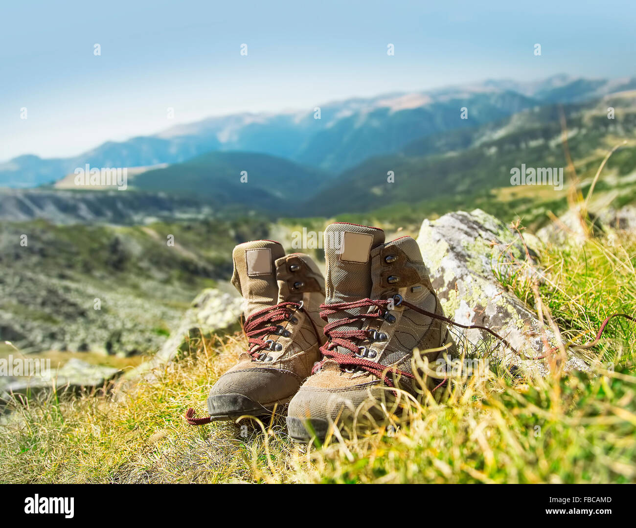 Bergwandern-Stiefel in der Sommer-Rasen im freien Stockfoto