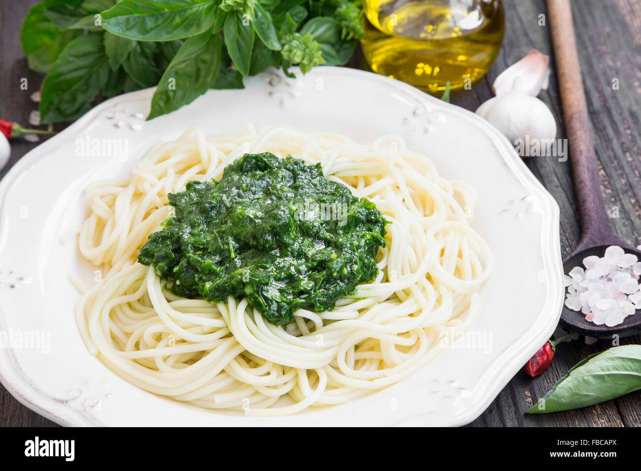 Italienisches Gericht mit Spaghetti, Pesto und frischem Basilikum Stockfoto