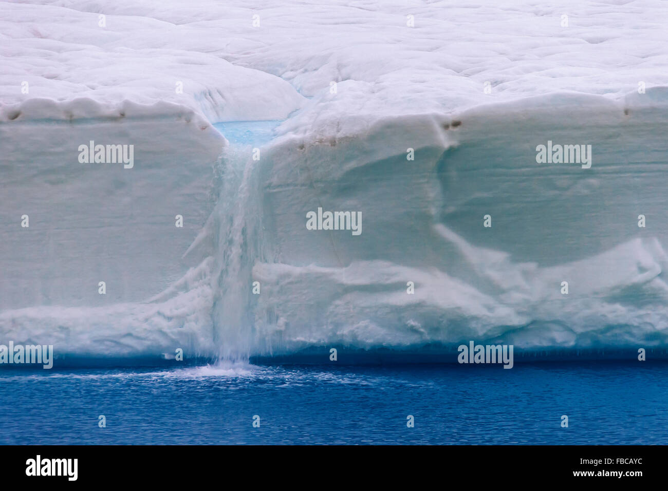 Schmelzwasser fließt aus Eiswand des schmelzenden Brasvellbreen Gletscher ins Nordpolarmeer, Austfonna, Nordaustlandet Svalbard Stockfoto