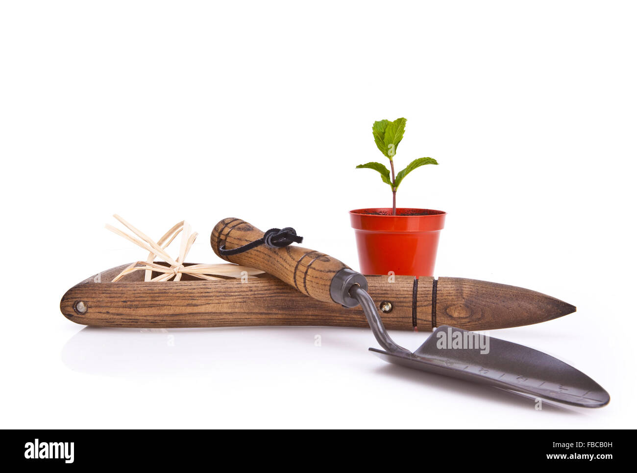 Gardening Tools und Blumentopf auf weißem Hintergrund Stockfoto