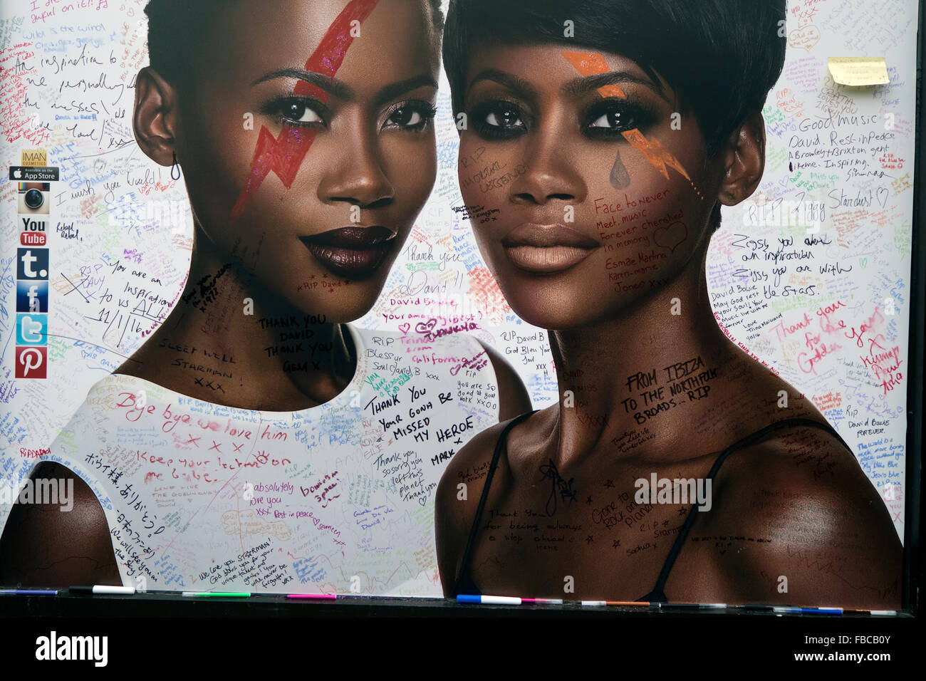 Iman Mohamed Abdulmajid Poster mit Hommagen an David Bowie in Brixton nach seinem Tod Stockfoto