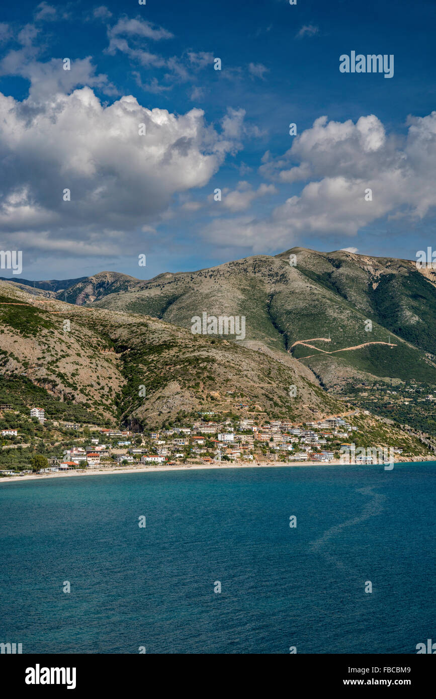 Dorf Qeparo am Ionischen Meer Küste in der Nähe von Saranda (merida), albanische Riviera, Albanien Stockfoto