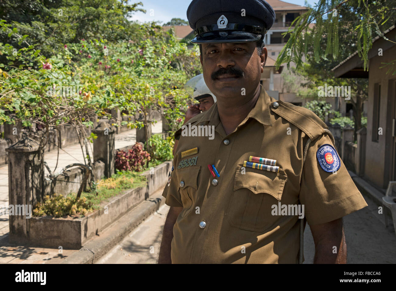 Ein Sergeant der Polizei von Sri Lanka, der den Haupteingang des neuen Kandy High Court im Kandy Court Complex auf William Gopal bewacht Stockfoto