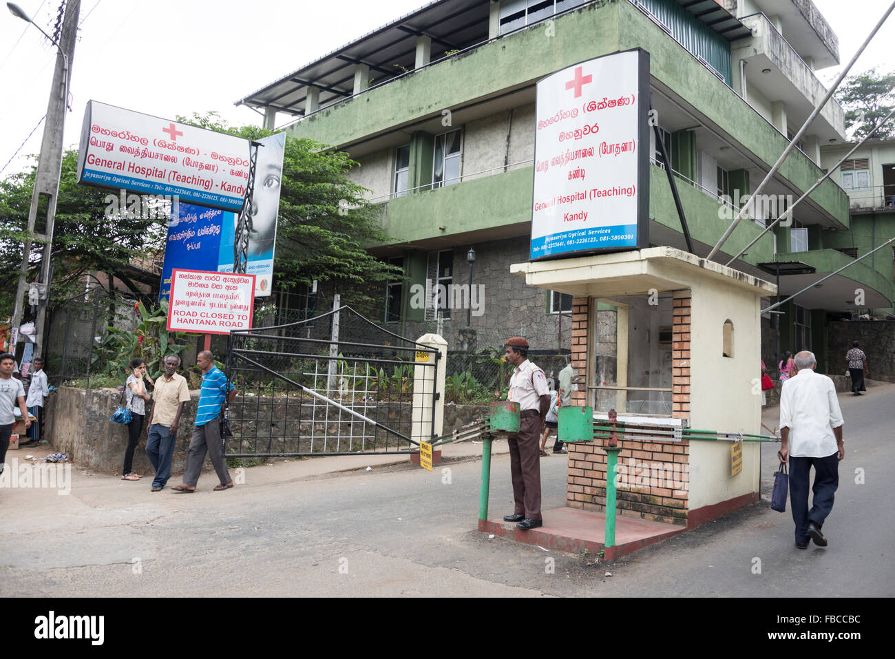 Der Haupteingang zum Lehrkrankenhaus von Kandy in Kandy. Es ist das zweitgrößte Krankenhaus in Sri Lanka Stockfoto