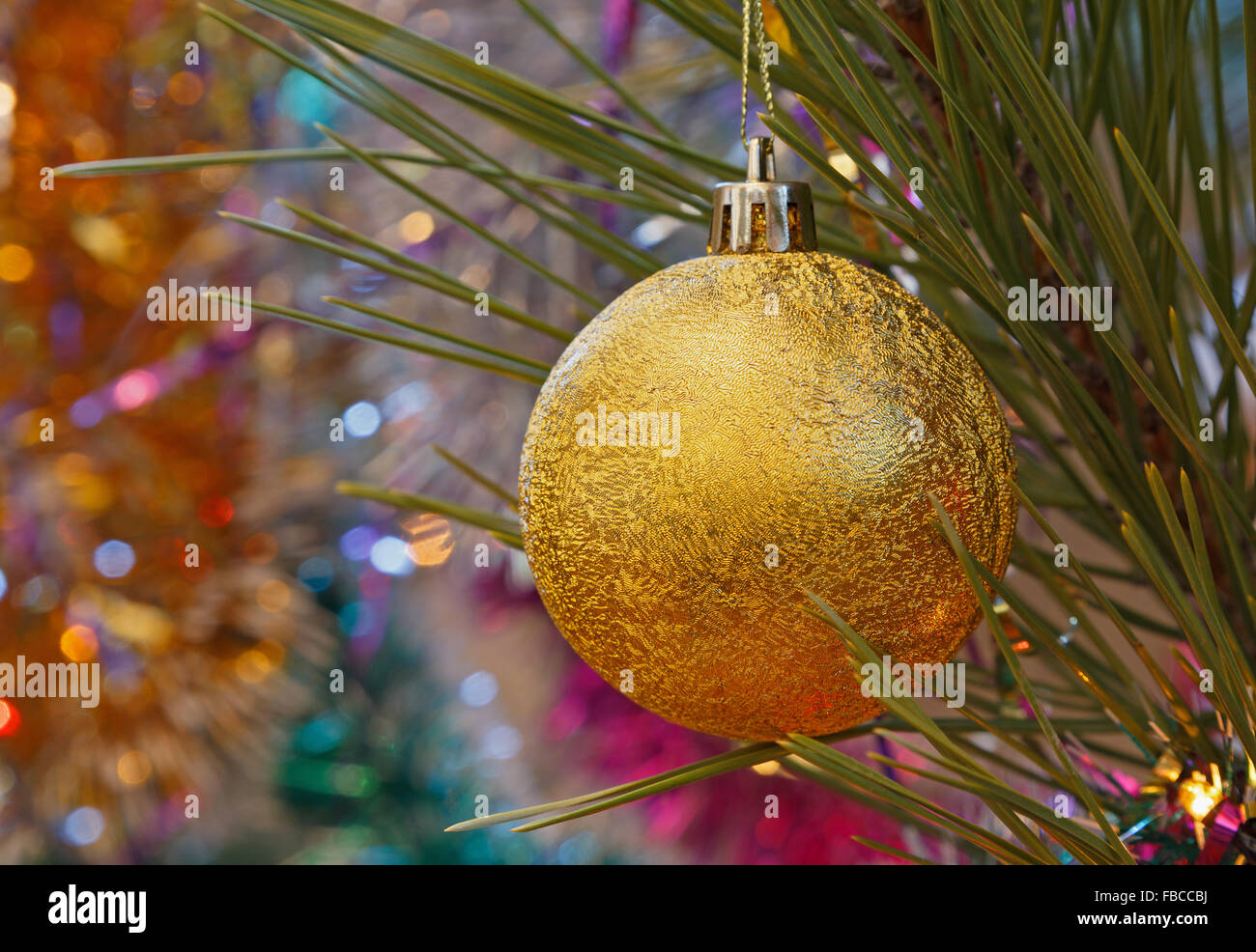 Nahaufnahme eines goldenen Christbaumkugel am Weihnachtsbaum Stockfoto