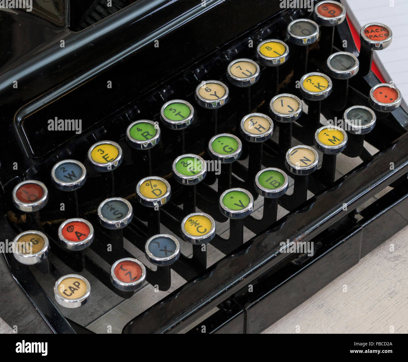 Alte bunte Schreibmaschine Schlüssel hautnah Stockfoto