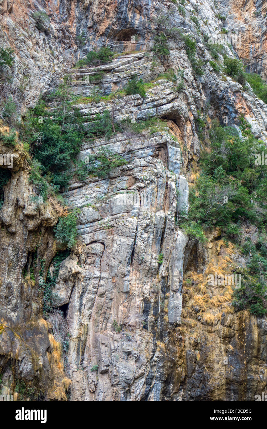 Blick auf geologischen Falte im Rock in einer Bergkette in den spanischen Pyrenäen, Collegats Schlucht Stockfoto