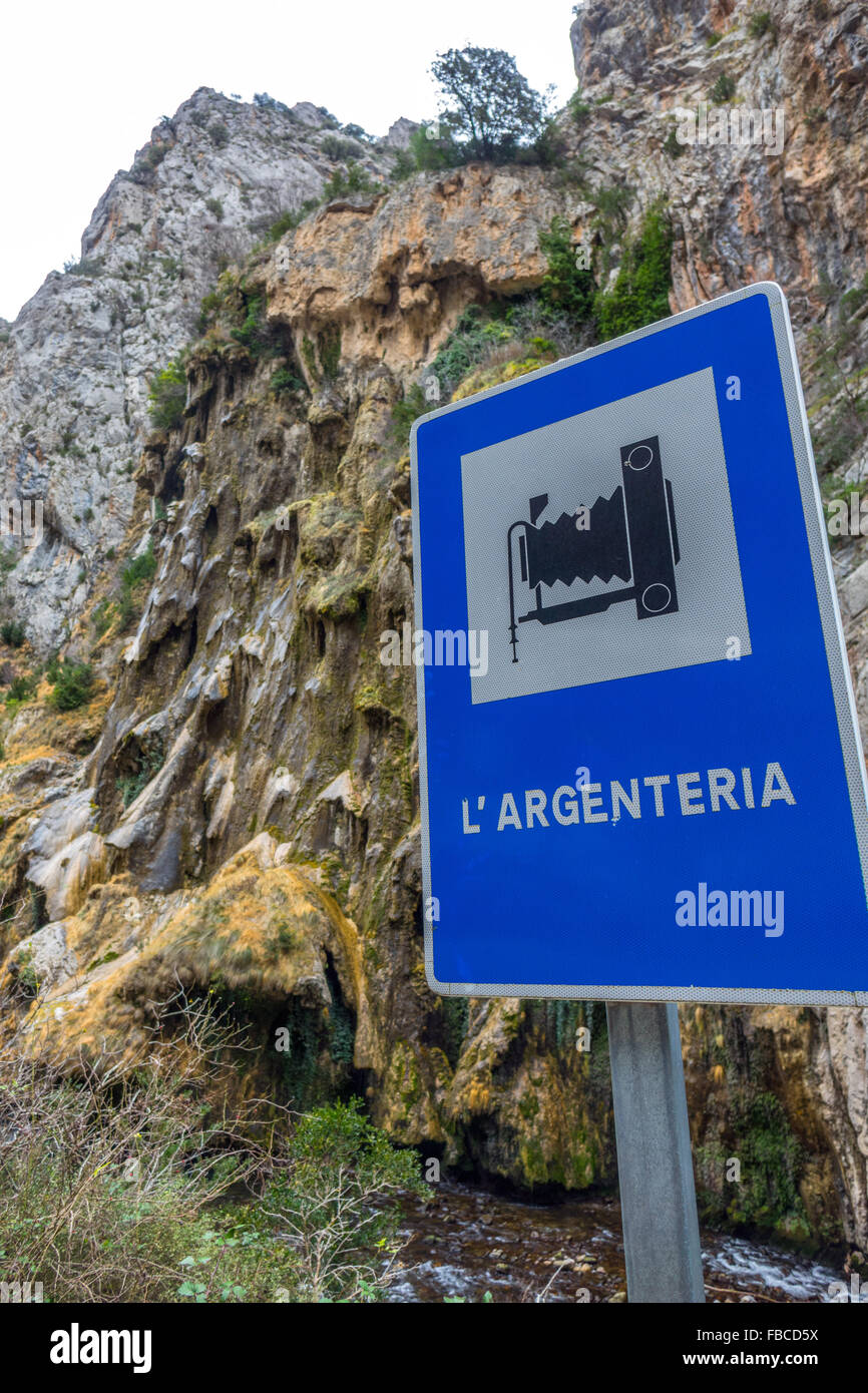 L'Argenteria-Rock-Formation, Schlucht Collegats am Fluss Noguera, mit blauen Kamera Tourist Schild Stockfoto