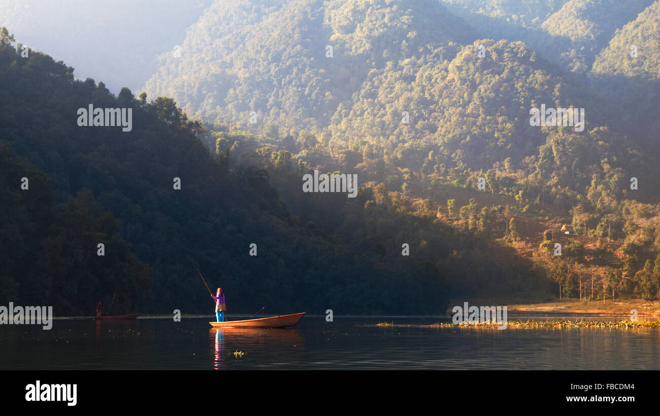Nepalesische Frau poling Boot Phewa-See, Pokhara, Nepal Stockfoto