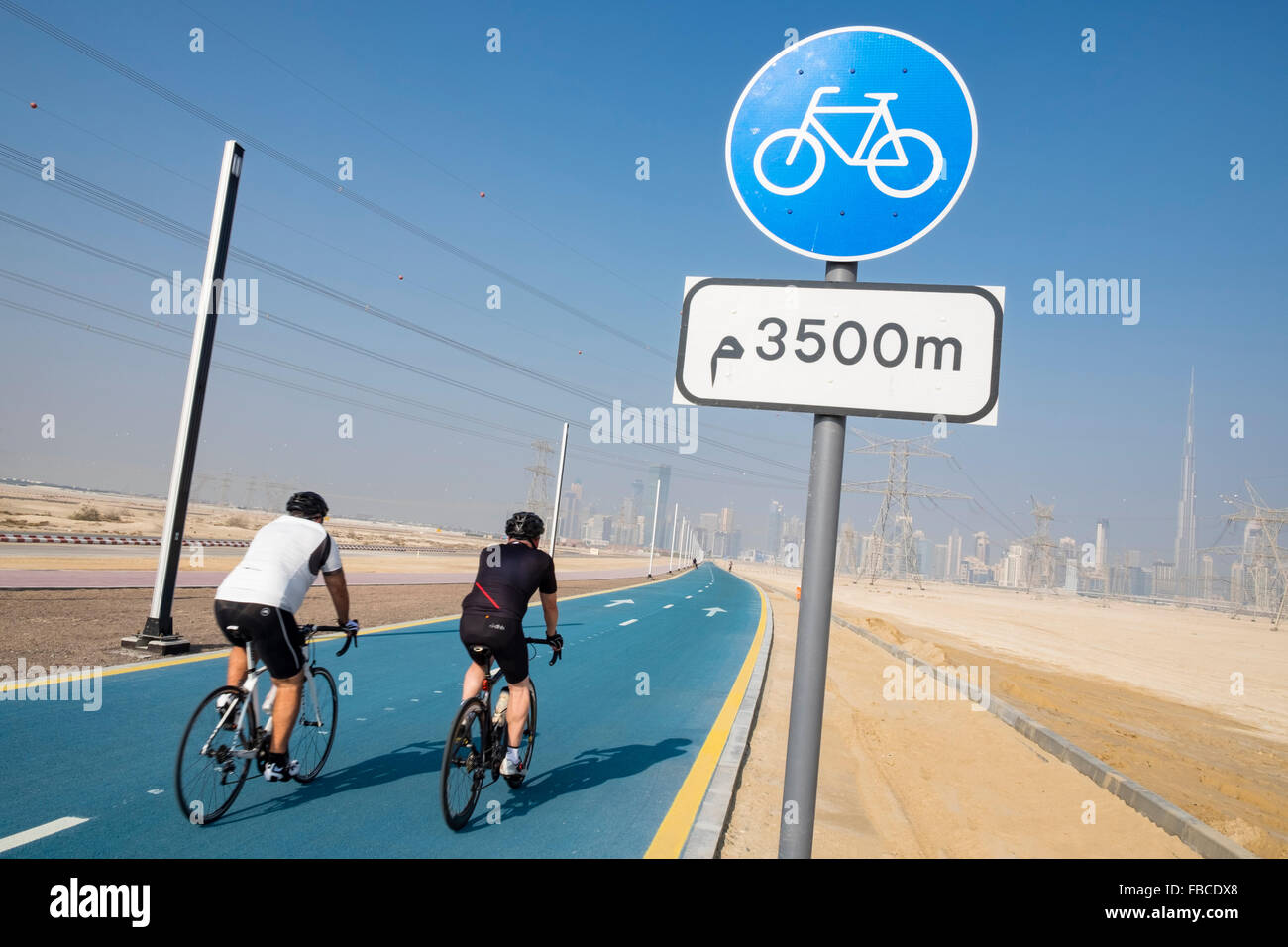 Radfahrer auf neuen Zyklus verfolgen im District One am neuen Immobilienentwicklung in Dubai Vereinigte Arabische Emirate Stockfoto
