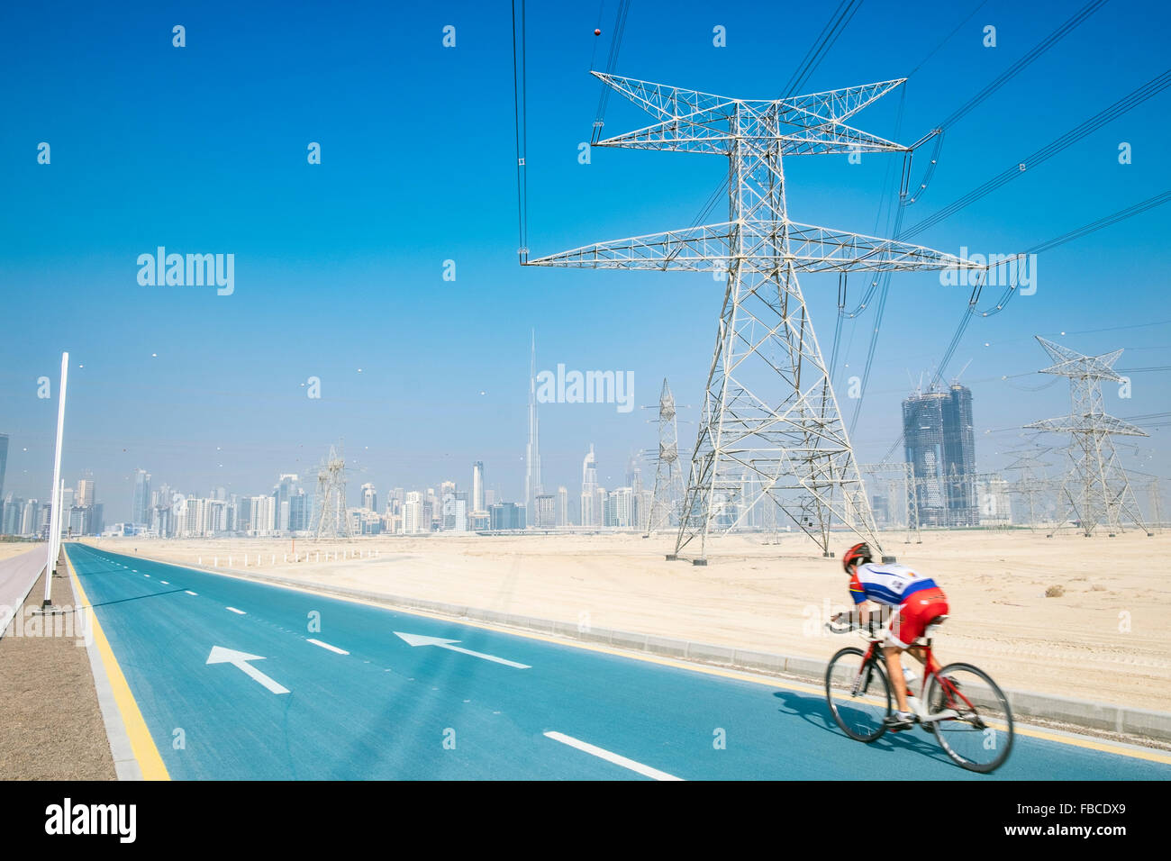 Radfahrer auf neuen Zyklus verfolgen im District One am neuen Immobilienentwicklung in Dubai Vereinigte Arabische Emirate Stockfoto