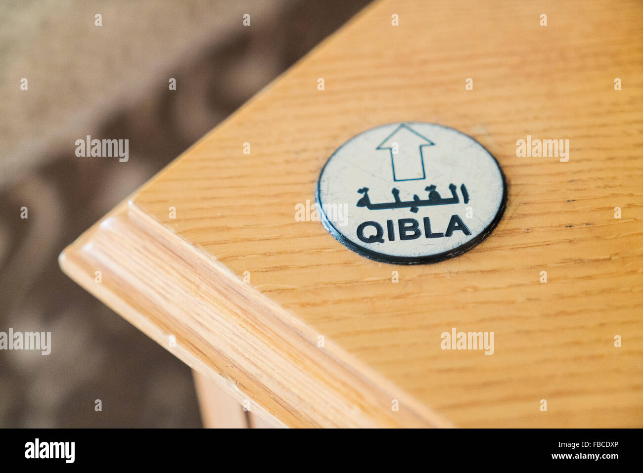 Qibla Pfeil auf Hoteltabelle, Richtung Mekka für das Gebet im Nahen Osten Stockfoto