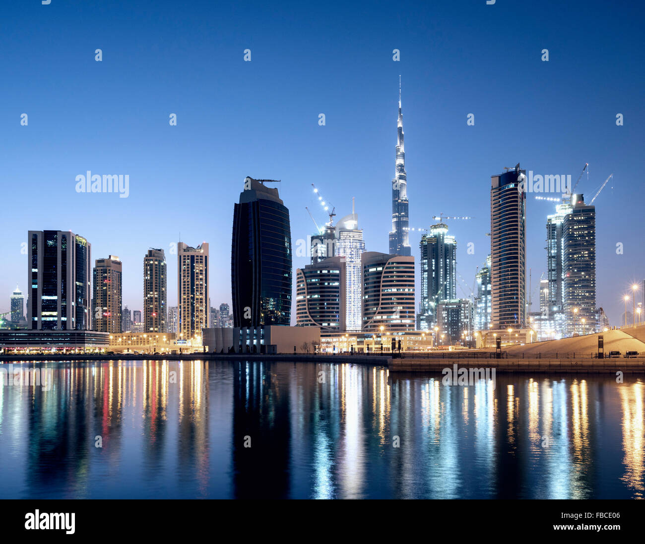 Skyline von Wolkenkratzern und Burj Khalifa Tower vor Sonnenaufgang in Dubai Vereinigte Arabische Emirate Stockfoto